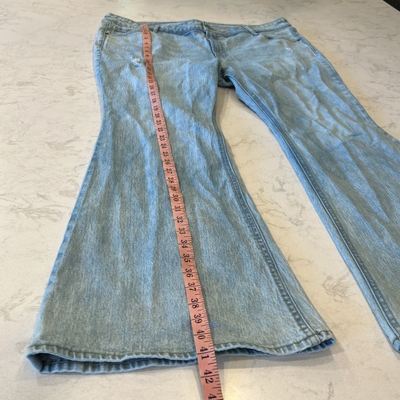 Old Navy Mid Rise Light Wash Leif Super Flare Jeans Size 18 Plus Distressed Boho - Picture 5 of 15